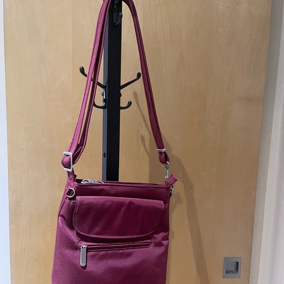 Travelon Ant-theft Crossbody Bag - Picture 1 of 7